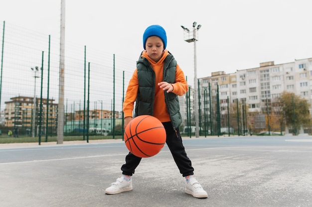 Nahaufnahme eines kleinen Jungen, der Basketball spielt