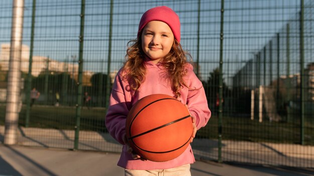 Nahaufnahme eines kleinen Mädchens, das Basketball spielt