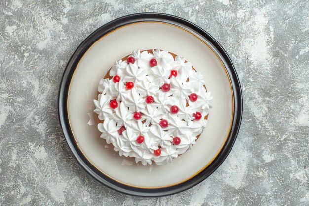 Nahaufnahme eines köstlichen cremigen Kuchens, der mit Früchten auf Eishintergrund verziert ist