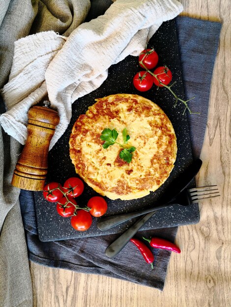 Nahaufnahme eines köstlichen Omelettbrunchs mit Tomaten