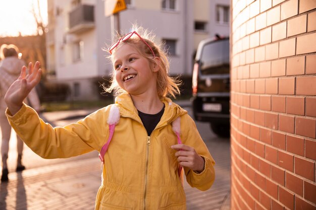 Nahaufnahme eines lächelnden jungen Kindes zu Fuß