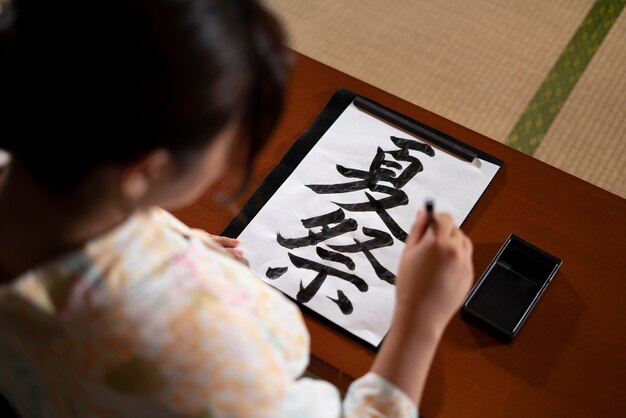 Nahaufnahme eines Lehrers, der japanische Kalligraphie macht, genannt Shodo