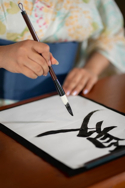 Nahaufnahme eines Lehrers, der japanische Kalligraphie macht, genannt Shodo