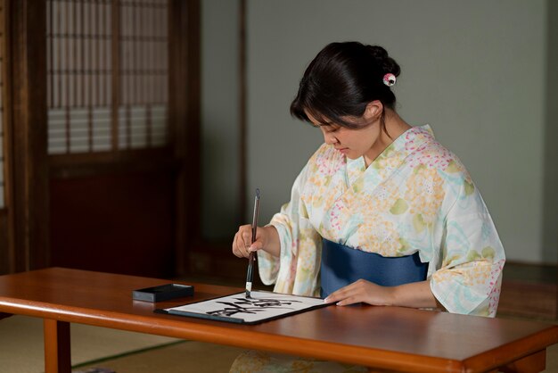 Nahaufnahme eines Lehrers, der japanische Kalligraphie macht, genannt Shodo