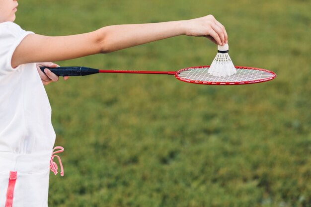 Nahaufnahme eines Mädchens, das Badminton spielt