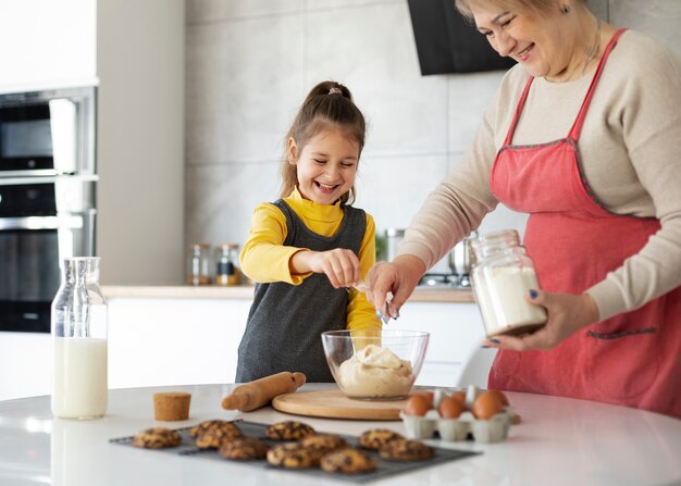 Nahaufnahme eines Mädchens, das mit ihrer Großmutter kocht