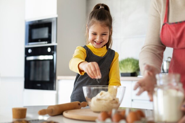 Nahaufnahme eines Mädchens, das mit ihrer Großmutter kocht