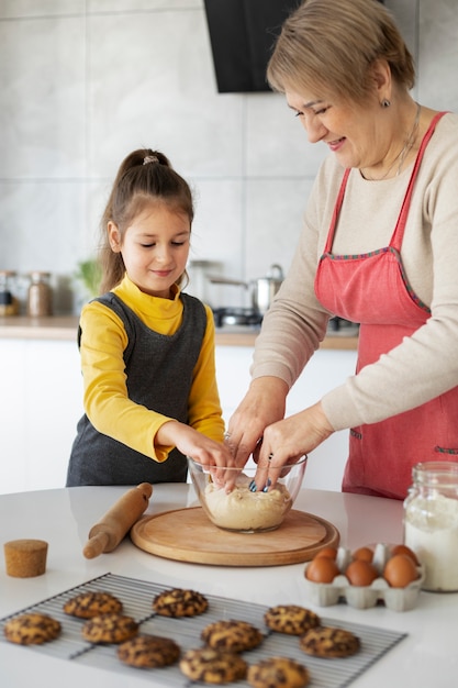 Nahaufnahme eines Mädchens, das mit ihrer Großmutter kocht