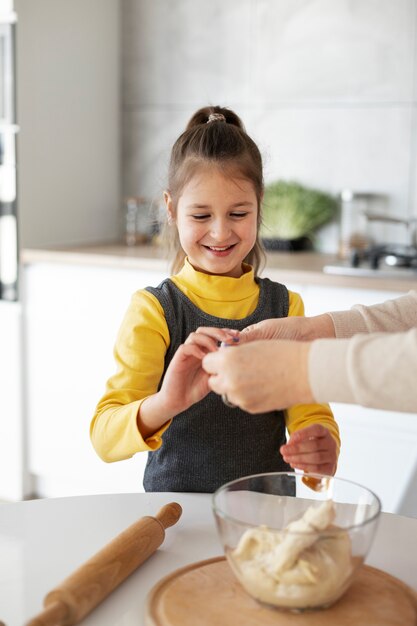 Nahaufnahme eines Mädchens, das mit ihrer Großmutter kocht