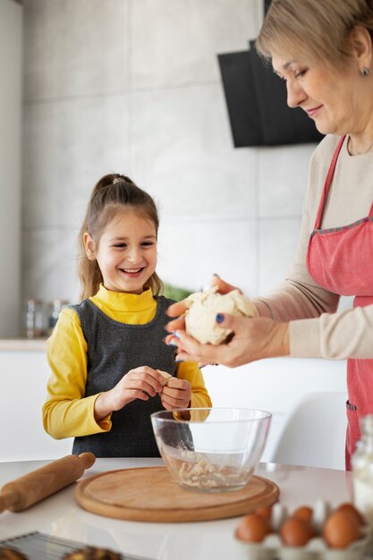 Nahaufnahme eines Mädchens, das mit ihrer Großmutter kocht