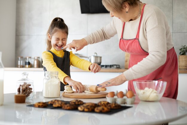 Nahaufnahme eines Mädchens, das mit ihrer Großmutter kocht