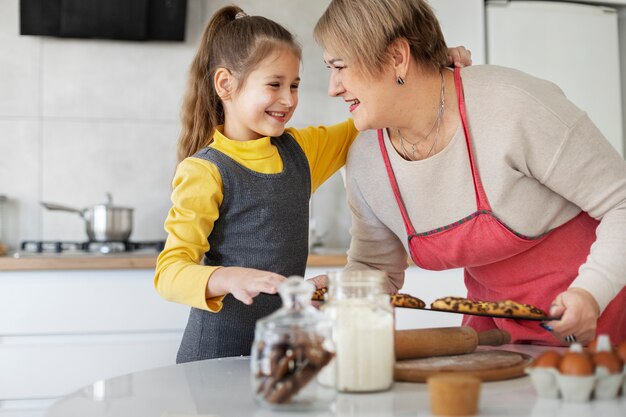 Nahaufnahme eines Mädchens, das mit ihrer Großmutter kocht