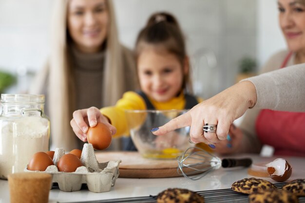 Nahaufnahme eines Mädchens, das mit ihrer Mutter und Großmutter kocht