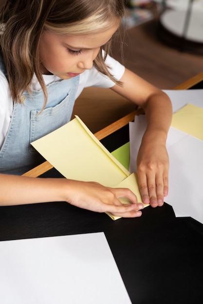 Nahaufnahme eines Mädchens, das mit Papier kreativ ist