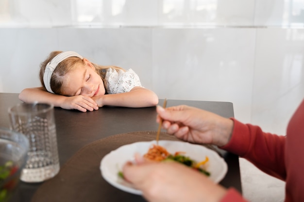 Kostenloses Foto nahaufnahme eines mädchens, das nach dem abendessen ein nickerchen macht