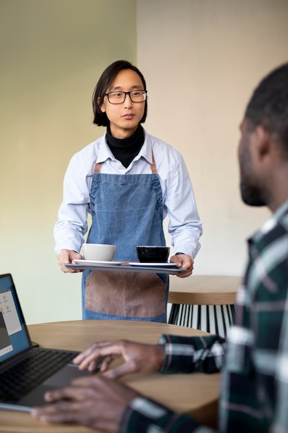 Nahaufnahme eines Mannes, der auf Laptop tippt