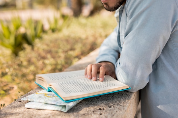 Nahaufnahme eines Mannes, der ein Buch liest