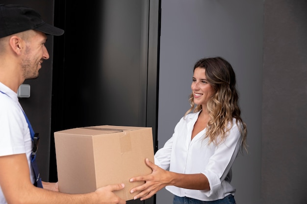 Nahaufnahme eines Mannes, der ein Paket liefert