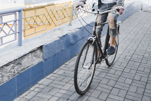 Nahaufnahme eines Mannes, der Fahrrad auf Straße fährt