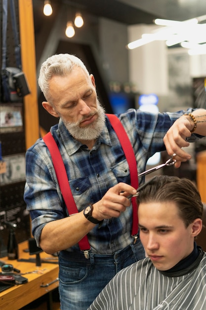 Nahaufnahme eines Mannes, der Haare stylt