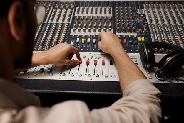 Nahaufnahme eines Mannes, der Musik macht