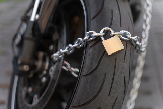 Nahaufnahme eines Mannes, der sich darauf vorbereitet, ein Motorrad zu stehlen