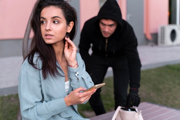 Nahaufnahme eines Mannes, der sich darauf vorbereitet, von einer jungen Frau zu stehlen