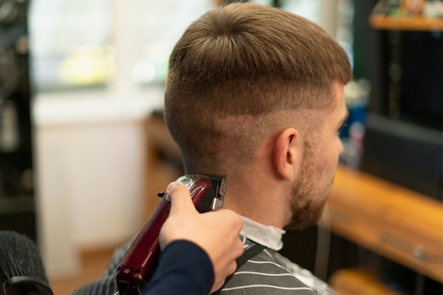 Kostenloses Foto nahaufnahme eines mannes, der sich die haare schneiden lässt