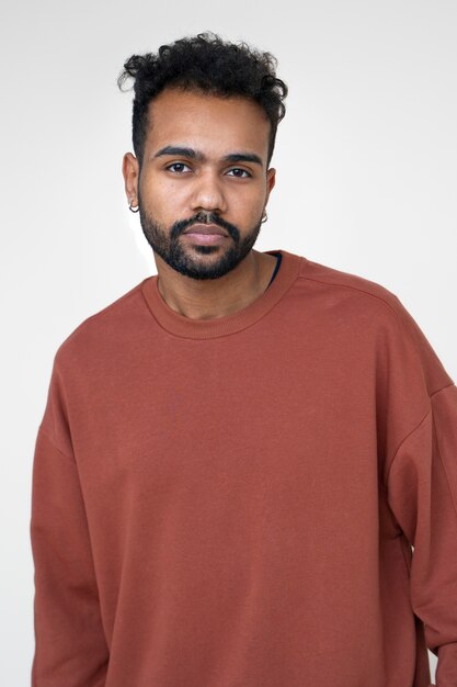 Nahaufnahme eines Mannes in einem Shirt-Mockup