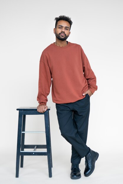 Nahaufnahme eines Mannes in einem Shirt-Mockup