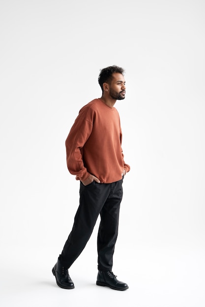 Nahaufnahme eines Mannes in einem Shirt-Mockup