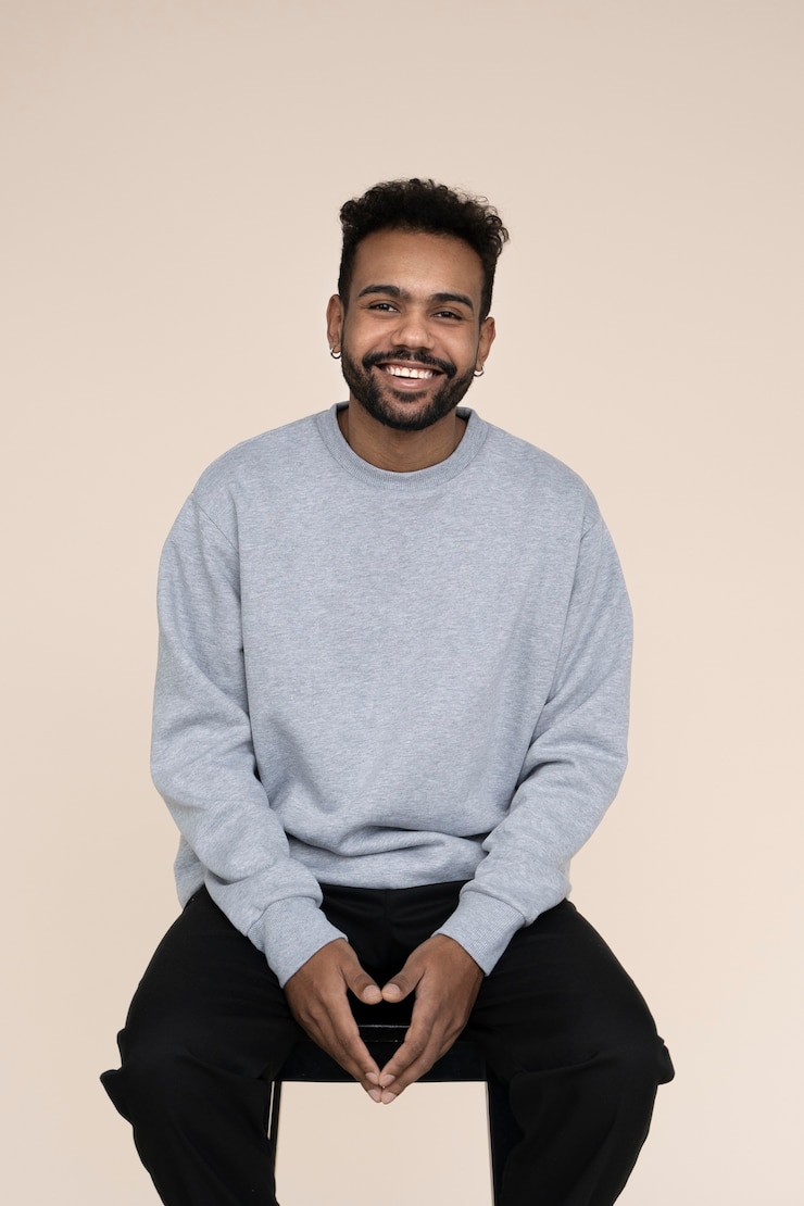 Kostenlose Foto nahaufnahme eines mannes in einem shirt-mockup