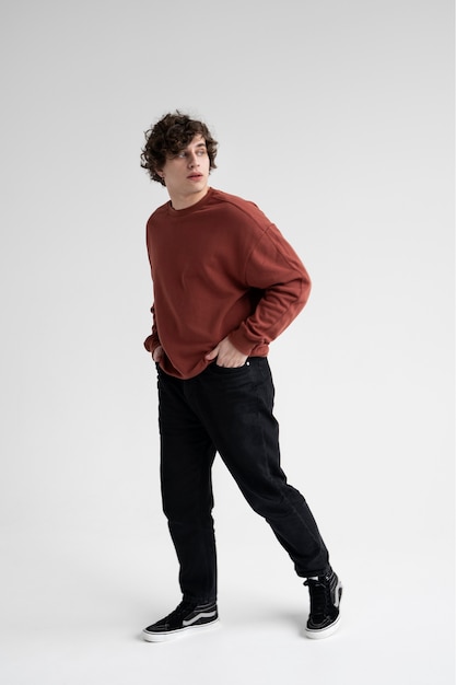 Nahaufnahme eines Mannes in einem Shirt-Mockup
