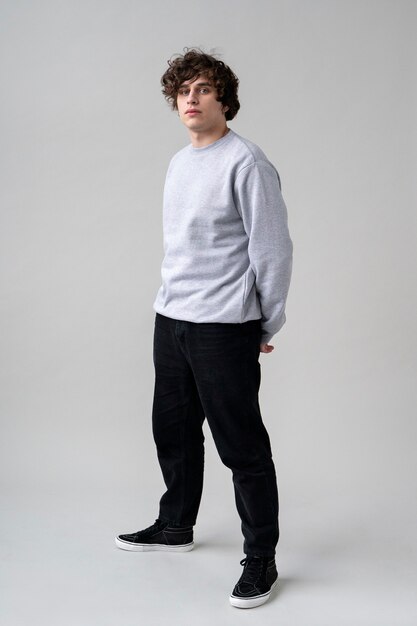 Nahaufnahme eines Mannes in einem Shirt-Mockup
