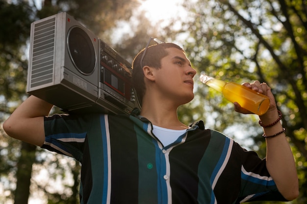 Kostenloses Foto nahaufnahme eines mannes mit ghettoblaster