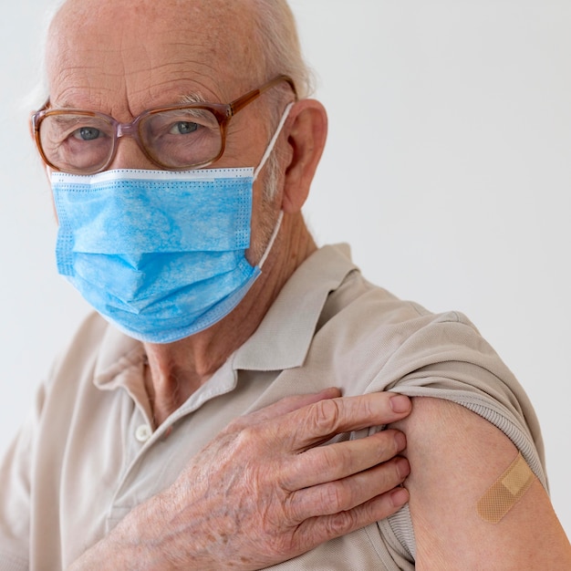 Kostenloses Foto nahaufnahme eines mannes mit maske