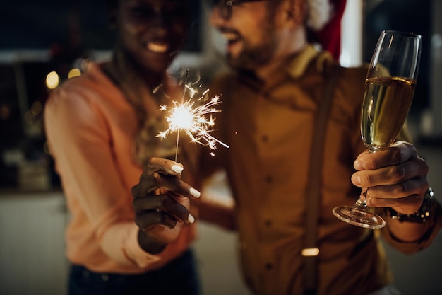 Nahaufnahme eines Paares, das sich an Silvester zu Hause amüsiert