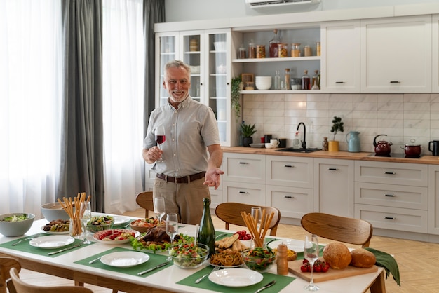 Nahaufnahme eines reifen Mannes, der das Abendessen für die Familie zubereitet