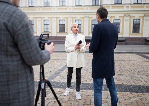 Nahaufnahme eines Reporters beim Interview