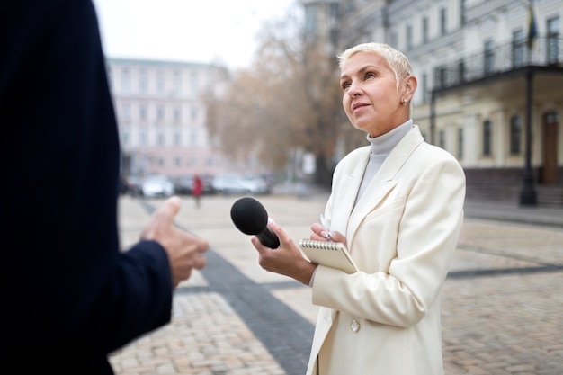 Nahaufnahme eines Reporters beim Interview