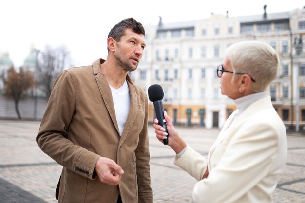 Nahaufnahme eines Reporters beim Interview