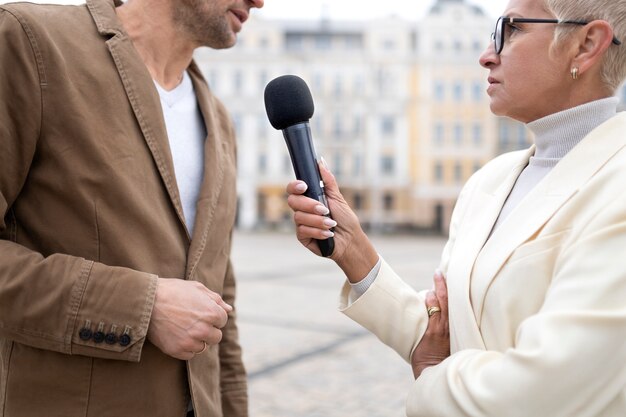 Nahaufnahme eines Reporters beim Interview