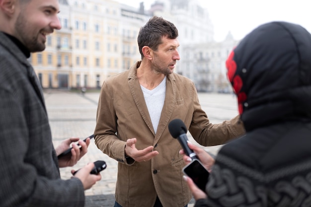 Kostenloses Foto nahaufnahme eines reporters beim interview