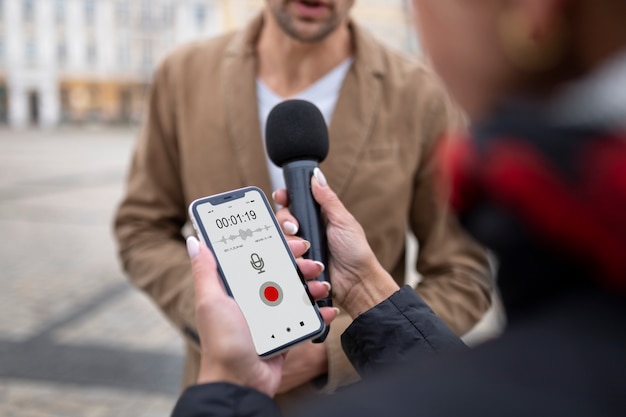 Nahaufnahme eines Reporters beim Interview