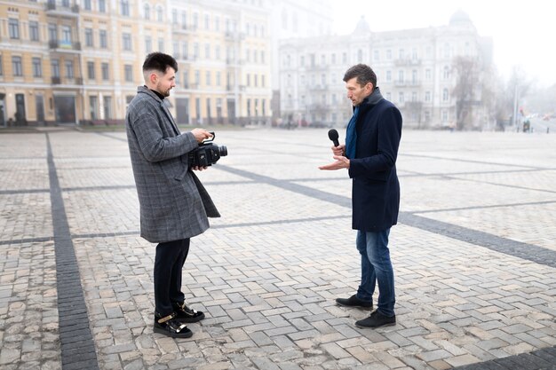 Nahaufnahme eines Reporters beim Interview