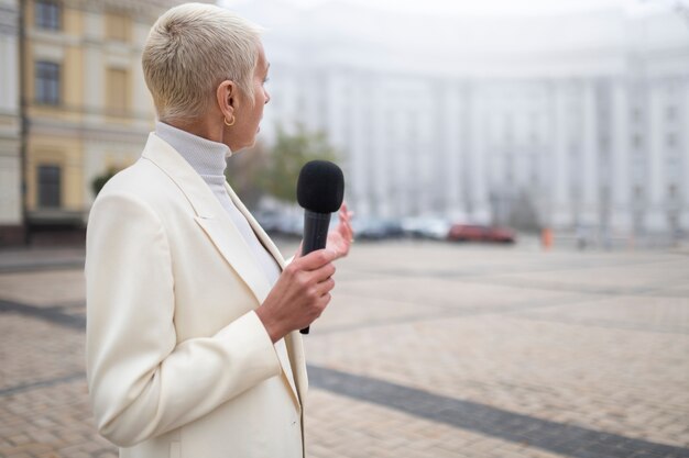 Nahaufnahme eines Reporters, der sich auf ein Interview vorbereitet