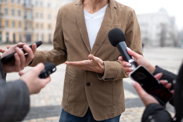 Nahaufnahme eines Reporters, der sich auf ein Interview vorbereitet