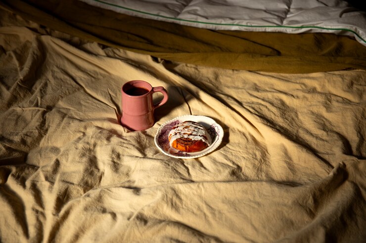 Kostenlose Foto nahaufnahme eines romantischen frühstücks im bett