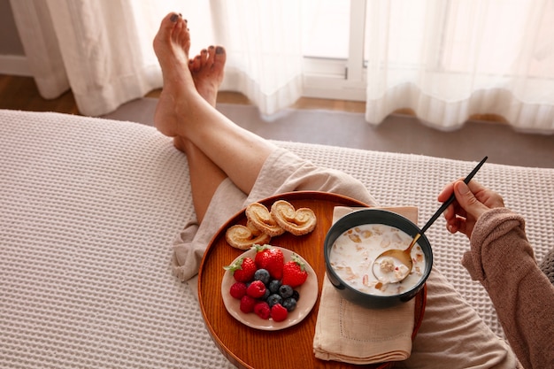 Kostenloses Foto nahaufnahme eines romantischen frühstücks im bett