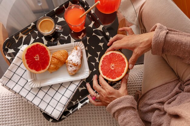 Nahaufnahme eines romantischen Frühstücks im Bett